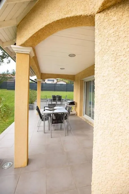 Belle Villa Familiale A La Campagne Et Sa Piscine Chevrieres  0*, Chevrieres (Isere)